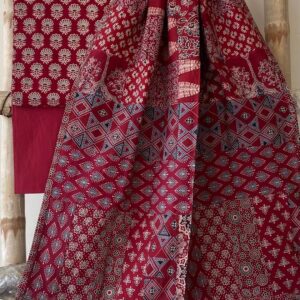 This elegant pure cotton saree comes in a rich teal green shade, beautifully accented with fine hand Kantha stitching running across the body in subtle vertical lines. Small handcrafted fabric accents and stitch highlights add depth without overpowering the minimal aesthetic, making it perfect for lovers of understated ethnic wear. The saree is finished with a neatly stitched border that enhances its clean and graceful look.